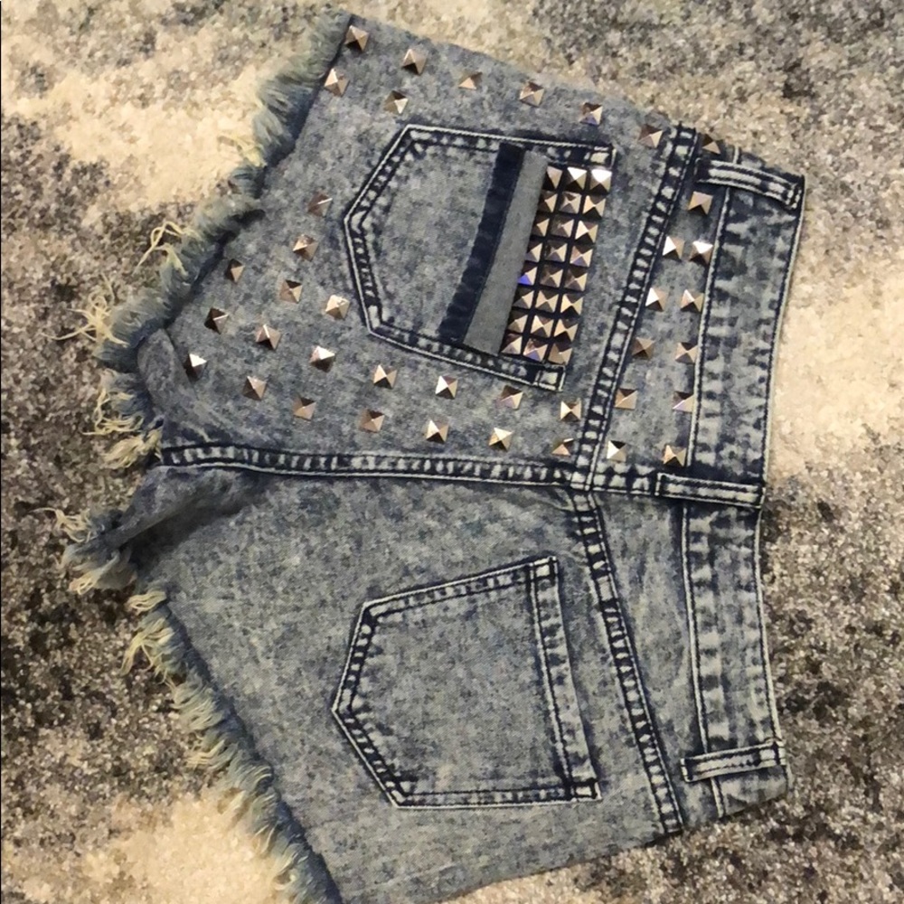 NWOT. High-waisted, distressed  denim. 28